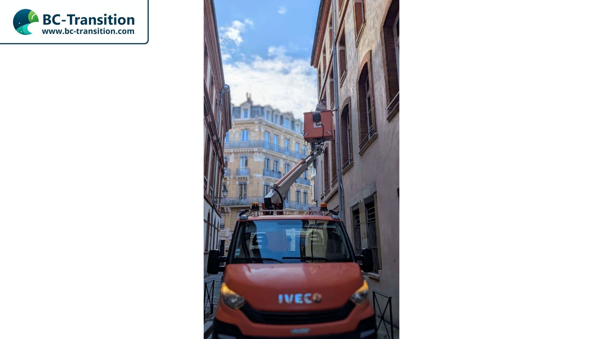 Travaux de façade par BC-Transition, avec nacelle pour un chantier particulier.