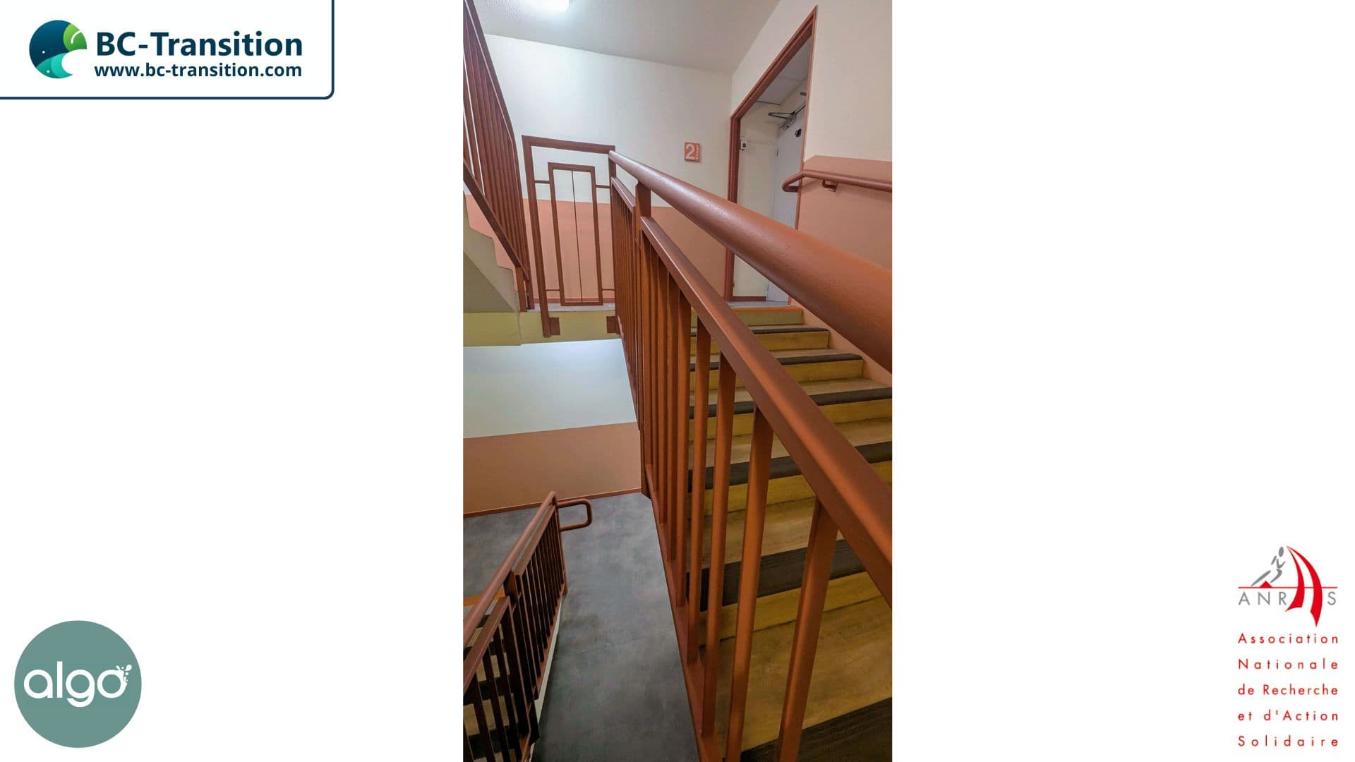 Escalier peint à l’EHPAD Sainte-Monique avec de la peinture biosourcée appliquée par BC-Transition.