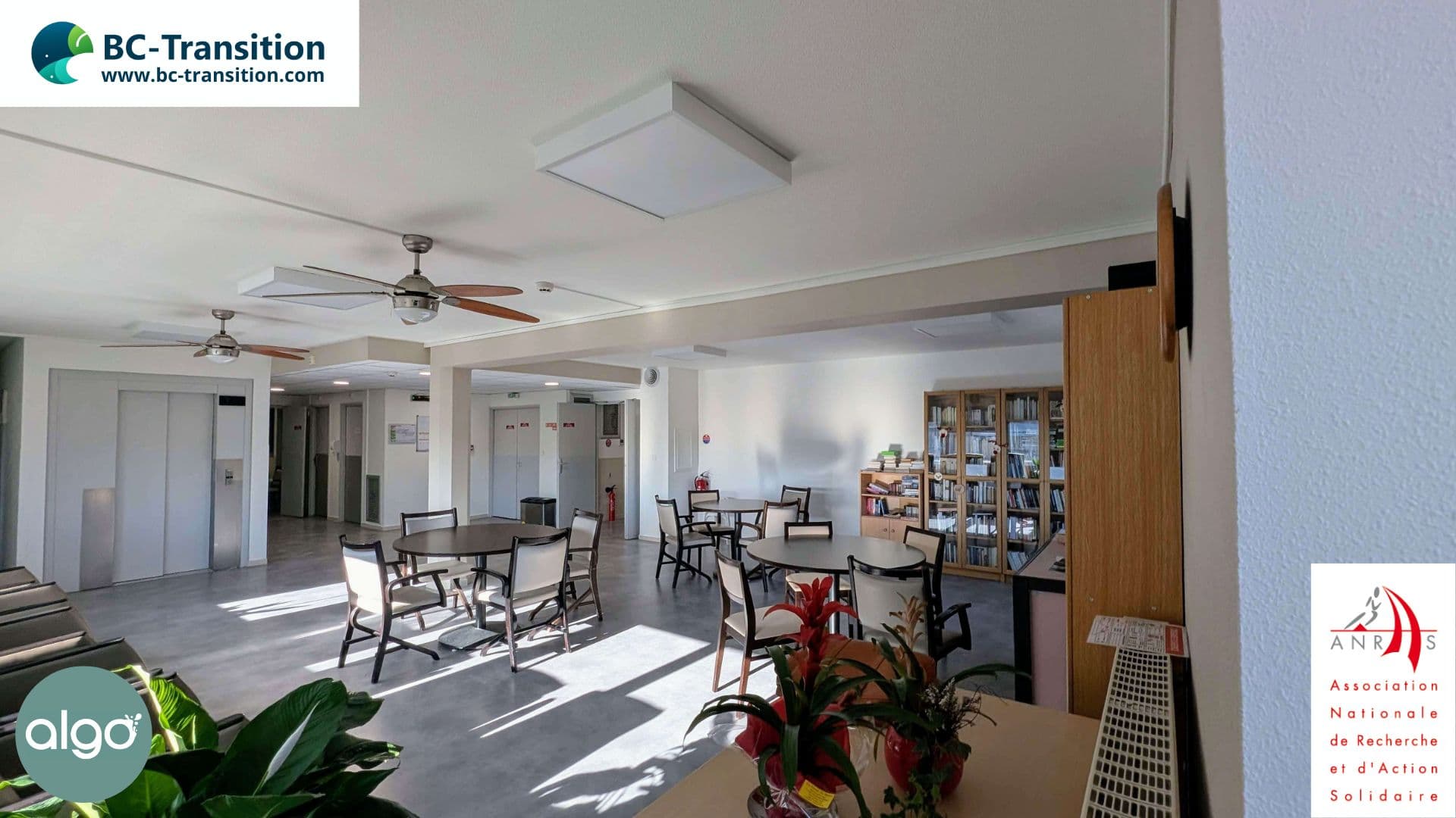 Salle commune de l’EHPAD Sainte-Monique rénovée avec la peinture Algo, projet réalisé par BC-Transition.